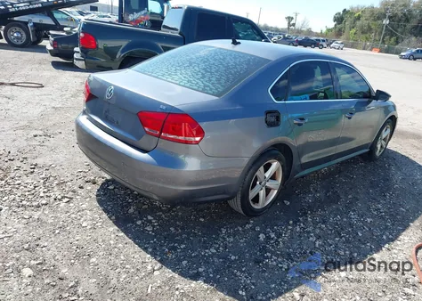 2012 Volkswagen Passat 2.5L Se z USA, uszkodzony, nr VIN 1VWBP7A37CC048147